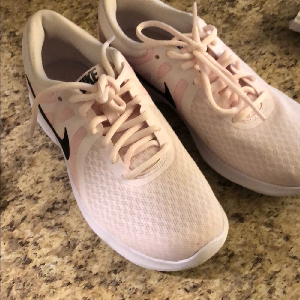 Nike revolution 4